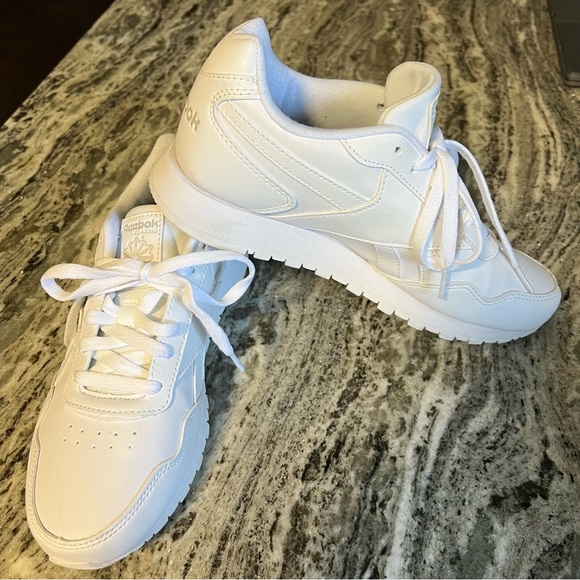 Reebok Classic Harman woman’s running sneaker. - Picture 2 of 5